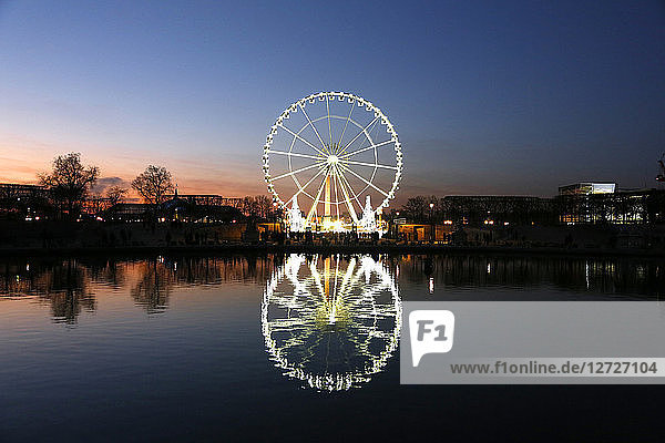 Paris. 1st district. Tuileries Gardens. Wheel of Paris in the twilight. The Octagonal Basin with the foreground.