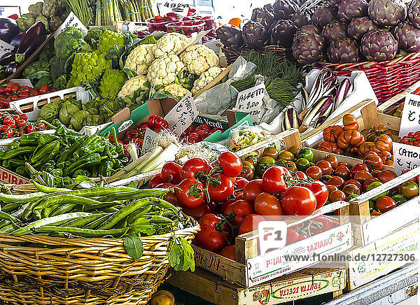 Italien  Toskana  Florenz  Gemüseladen auf dem Markt von Sant'Ambrogio