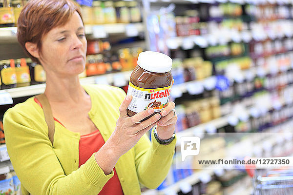 Frankreich  Frau in einem Supermarkt. Nutella.