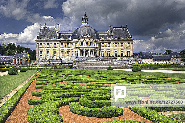Gesamtansicht von Vaux-le-Vicomte mit einem stürmischen Himmel von den Gärten von Le Notre ''à la Francaise'' aus