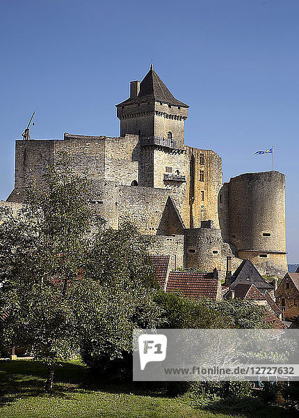 Frankreich  Dordogne  Schloss Castelnaud la Chapelle - Gesamtansicht vom Dorf aus