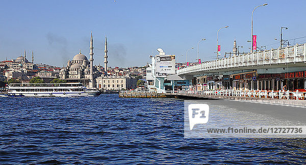 Türkei  Istanbul (Stadtbezirk Fatih) Viertel Eminonu  Galata-Brücke und Neue Moschee (Yeni camii)