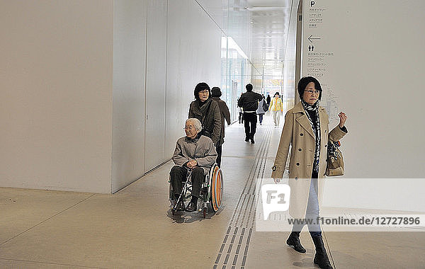 Japan  Japanische alte Frau im Rollstuhl im Museum des 21. Jahrhunderts in Kanazawa