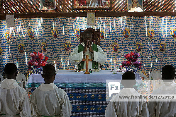 Messe am Sonntagmorgen. Katholische Gemeinde von Koeroma. Agbonou Koeroma. Togo.