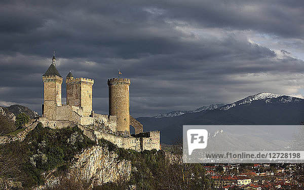 Frankreich  Gesamtansicht der Burg von Foix  Tal und Pyrenäen bei Sonnenuntergang im Hintergrund