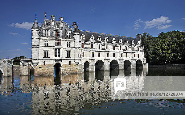 Frankreich  Schloss Chenonceaux  Gesamtansicht der Westfassade von den Ufern des Cher