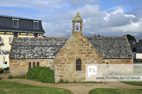Frankreich  Bretagne  Departement Cotes-d'Armor  Kirche Saint-Guirec vor der Bucht von Saint-Guirec in Ploumanach  die rosa Granitküste in Perros-Guirec.