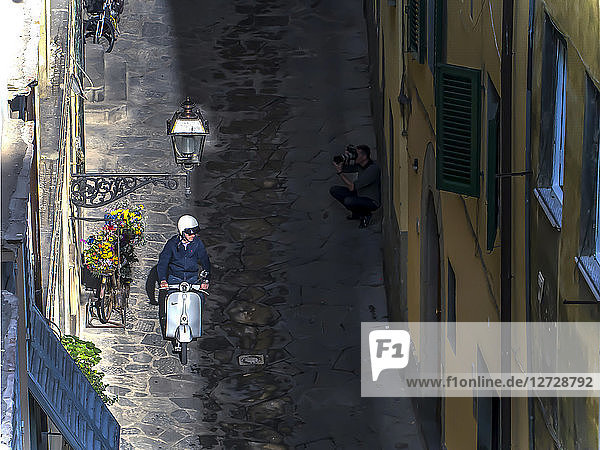 Italien  Toskana  Florenz  Vespa fahren in einer Gasse des historischen Zentrums