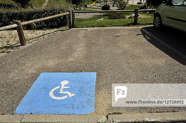 Frankreich  Region Rhône-Alpes  Departement Ardeche  Dorf Lalouvesc  Parkplatz für eine behinderte Person  Behinderung und Mobilität.