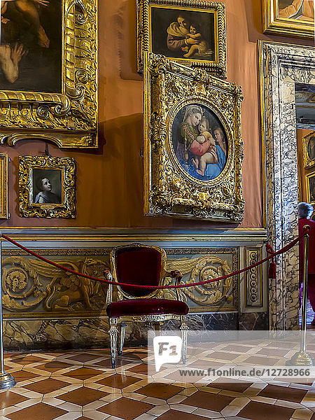 Italien  Toskana  Florenz  Palazzo Pitti  Palatina-Galerie  Gemälde von Raffaello Sanzio ''La Madonna della seggolia'''