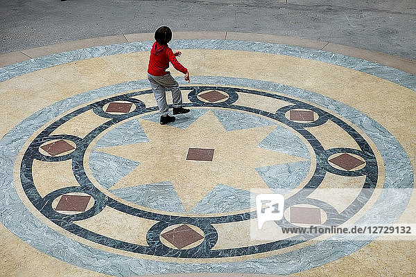 Spielendes Kind im Grand Palais in Paris,  8. Arrondissement,  Frankreich