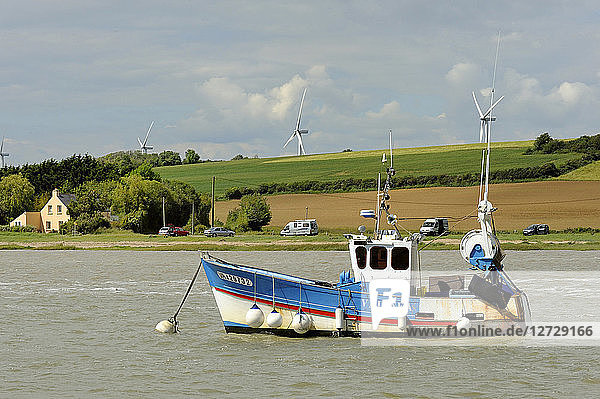 Frankreich  Nordwestfrankreich  Bretagne  Mündung der Vilaine  handwerkliches Fischerboot