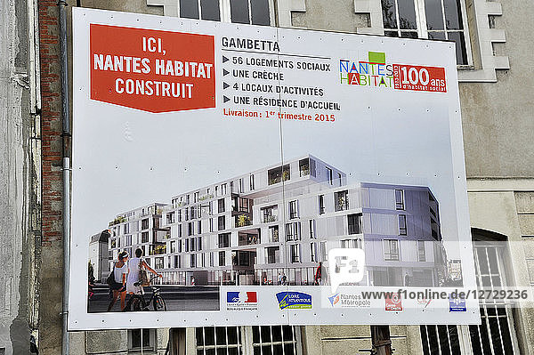 Frankreich  Stadt Nantes  Tafel vor einer Baustelle für Sozialwohnungen und Kindertagesstätten.