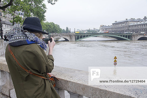 Frankreich  Paris  junge Frau fotografiert das Hochwasser der Seine (2016  2. Juni)