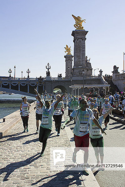 Frankreich  Paris  The Color Run  Läufer auf der Pont Alexandre III