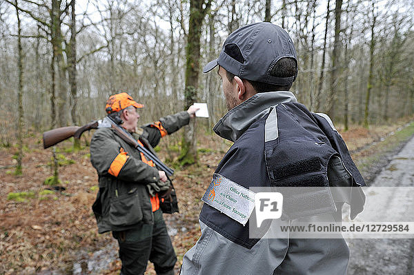 Frankreich  Jagd und Sicherheit  Beamter der französischen Umweltpolitik und Jäger während einer Jagd im Departement Loire-Atlantique.
