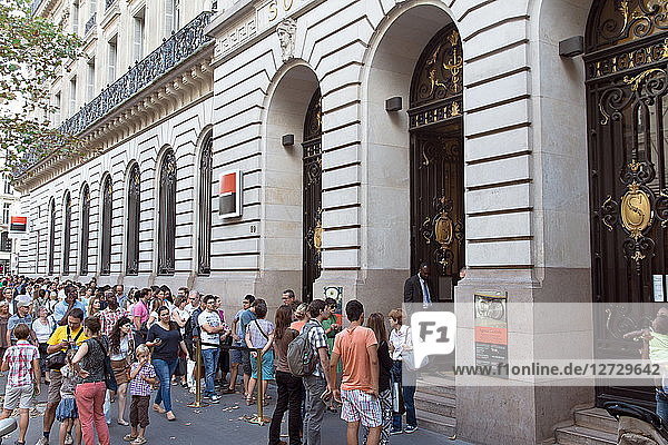 France  Paris  Haussmann boulevard 9th arrondissement  2014 European Heritage Days  queing in front of Societe Generale Bank for visiting