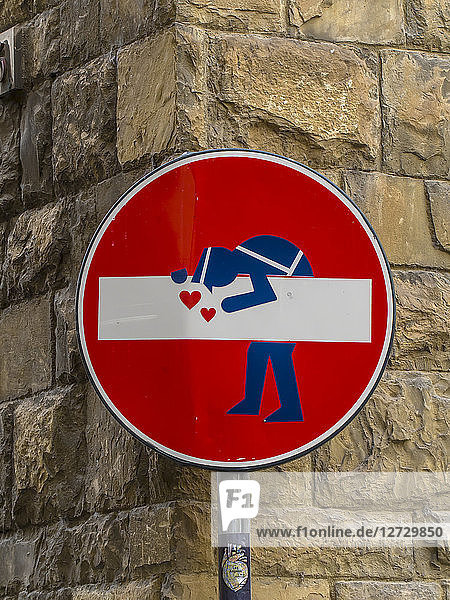 Italien  Toskana  Florenz  von einem Künstler verzerrtes Verbotsschild