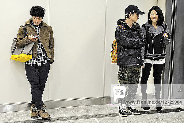 Japan  Tokio  junge Japaner in der U-Bahn