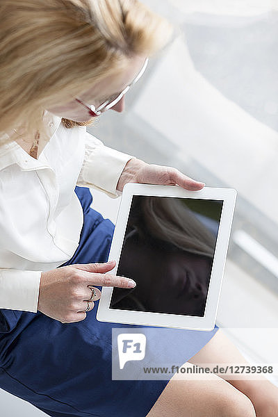 Poland  Warzawa  businesswoman holding tablet computer