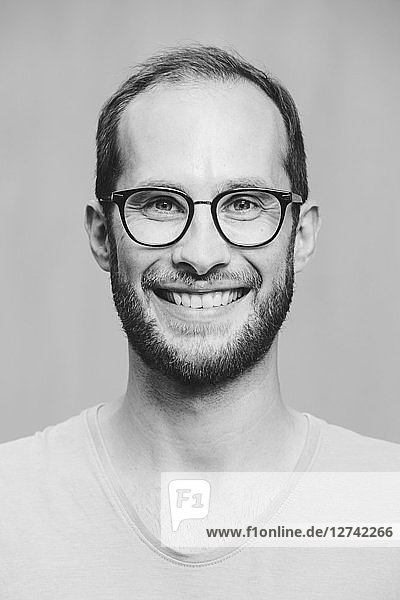 Portrait of smiling man wearing glasses
