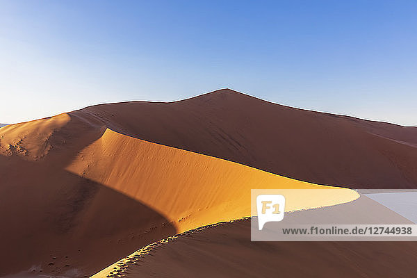 Africa  Namibia  Namib desert  Naukluft National Park  tourists on sand dune 'Big Daddy'