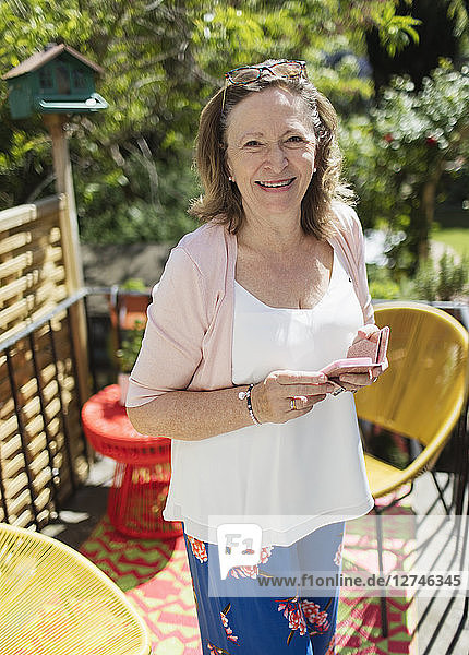 Aktiver Senior,Ansicht,Außenaufnahme,Balkon,benutzen,berühren