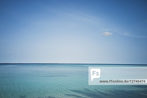 Idyllische,  ruhige blaue Meereslandschaft unter blauem Himmel,  Malediven,  Indischer Ozean