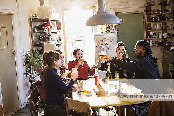 5,Afrikaner,Afroamerikaner,Alkohol,angelehnt,Angesicht zu Angesicht