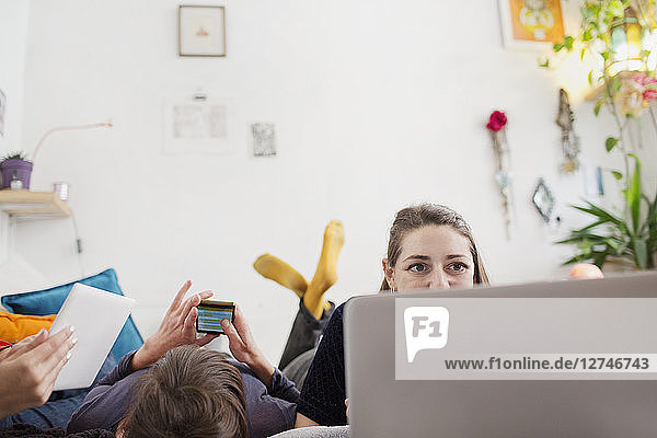 benutzen,Bett,Bildung,Bildungseinrichtung,Computer,daliegen