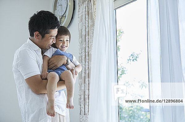 Japanischer Vater und Sohn zu Hause