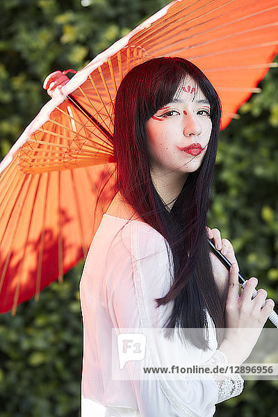 Junge Japanerin mit Sonnenschirm aus Papier