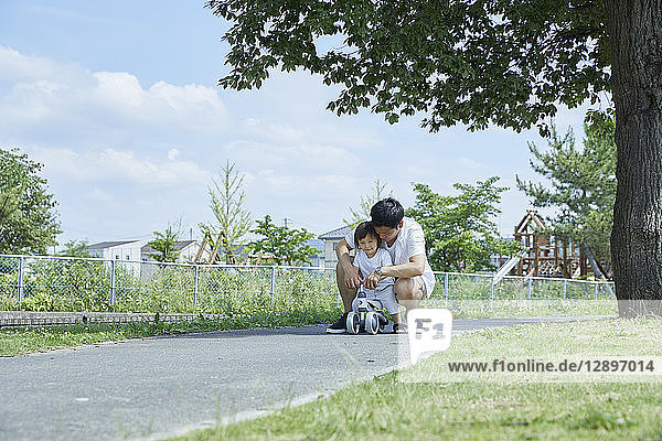 Japanischer Vater und Sohn im Park