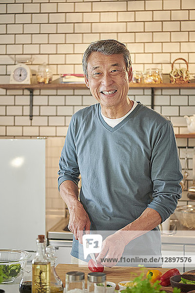 Japanischer älterer Mann in der Küche