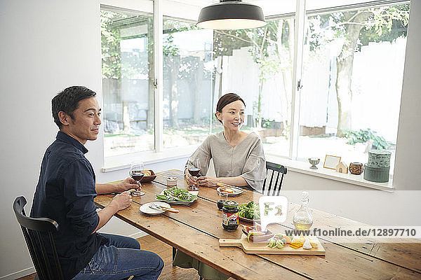 Japanisches reifes Paar beim Essen