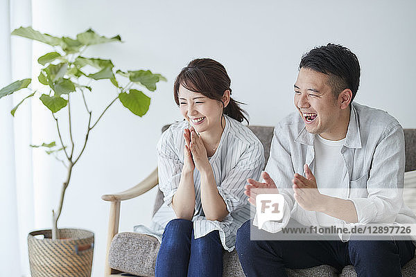 Japanisches Paar im Wohnzimmer
