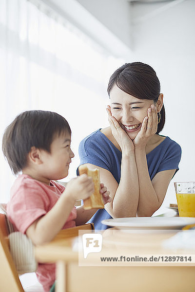 Japanische Mutter und Kind beim Frühstück