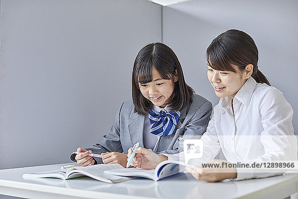 Japanischer Mittelschüler mit Lehrer