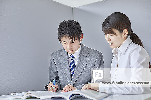 Japanischer Mittelschüler mit Lehrer