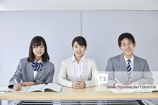Japanische Mittelschüler mit Lehrer
