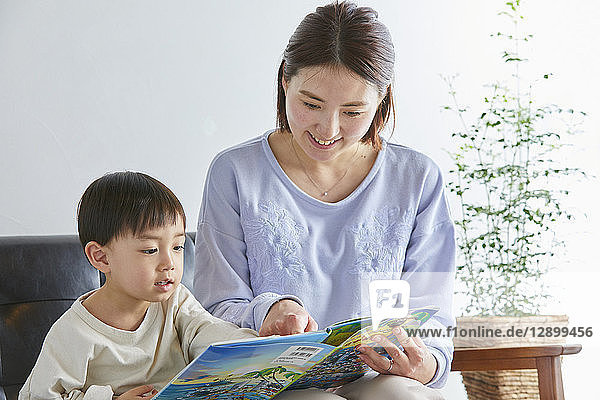 Japanese kid and mother