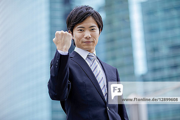 Japanischer Geschäftsmann in der Innenstadt von Tokio
