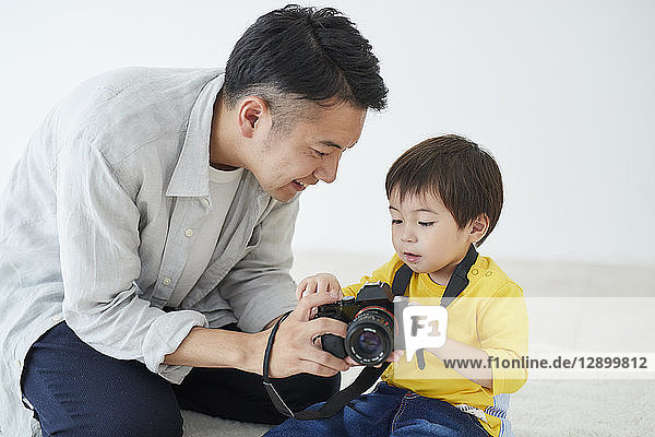 Japanischer Vater und Kind beim Fotografieren