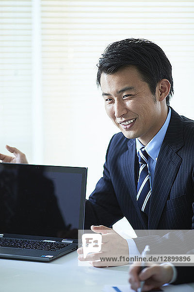 Japanische Geschäftsleute bei einem Treffen