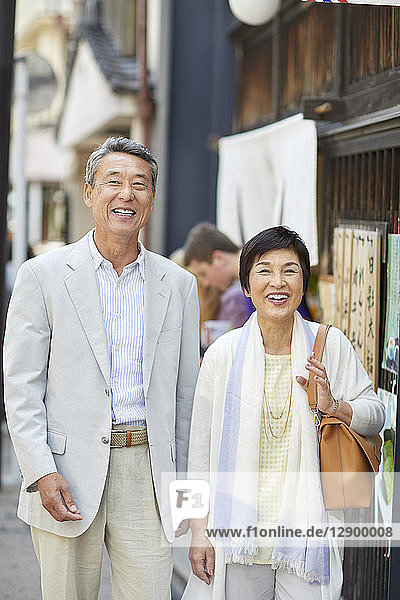 Japanisches Seniorenpaar beim Einkaufen