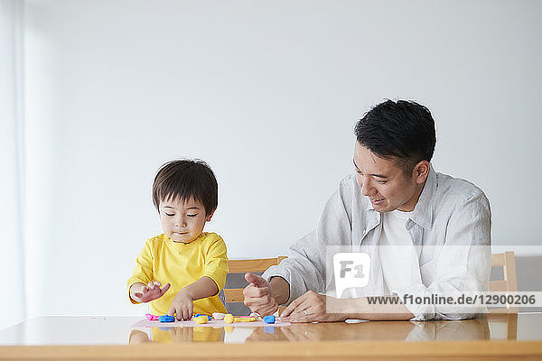 Japanischer Vater und Kind spielen