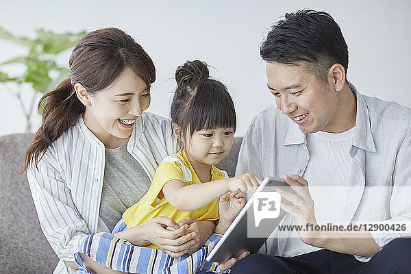 Japanische Familie auf dem Sofa