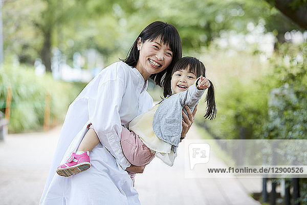 Japanische Mutter und Tochter in einem Stadtpark
