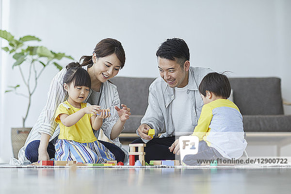 Japanische Familie im Wohnzimmer