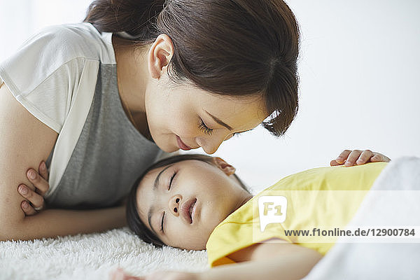 Japanische Mutter mit schlafendem Kind